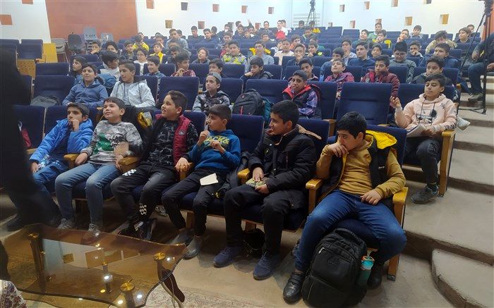 برگزاری دوره سواد رسانه و آموزش عکاسی با موبایل برای دانش‌آموزان در اصفهان