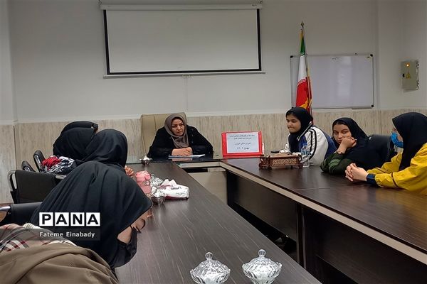 جلسه شورای دانش‌آموزی با محوریت دهه‌ فجر در دبیرستان شاهد شهدای اقتدار شهرستان ملارد