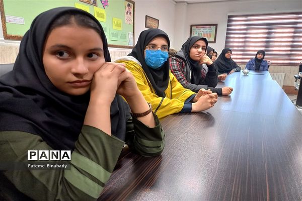 جلسه شورای دانش‌آموزی با محوریت دهه‌ فجر در دبیرستان شاهد شهدای اقتدار شهرستان ملارد