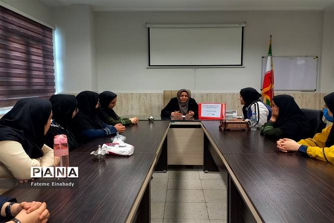 جلسه شورای دانشآموزی با محوریت دهه فجر در دبیرستان شاهد شهدای اقتدار شهرستان ملارد