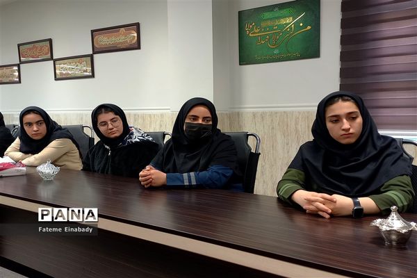 جلسه شورای دانش‌آموزی با محوریت دهه‌ فجر در دبیرستان شاهد شهدای اقتدار شهرستان ملارد