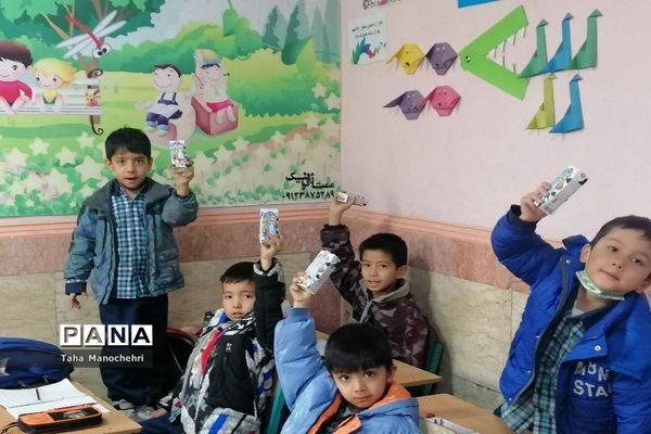 توزیع شیر در آموزشگاه علامه طباطبایی شهرستان پیشوا