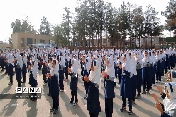 برگزاری مراسم نمادین زنگ انقلاب در منطقه امامزاده بادرود