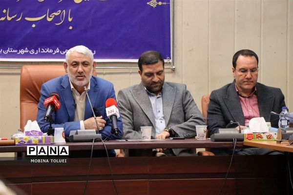 نشست صمیمی فرماندار شهرستان بهارستان با اصحاب رسانه