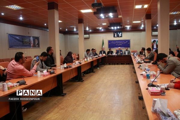 نشست صمیمی فرماندار شهرستان بهارستان با اصحاب رسانه