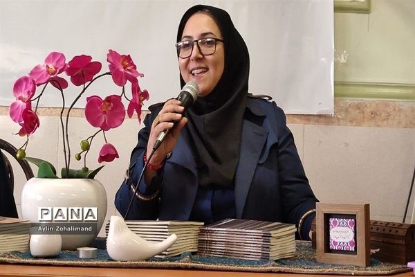 نشست ادبی در دبیرستان شاهد کوثر شهرستان رباط کریم