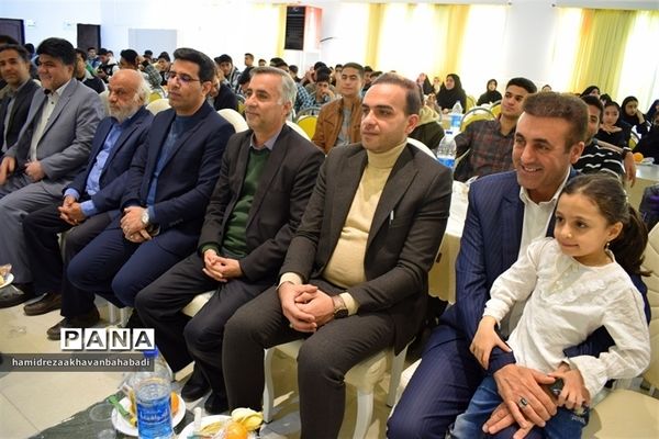 تجلیل از رتبه های برتر کنکورسراسری و برگزیدگان مسابقات فرهنگی هنری بهاباد