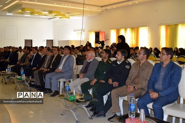تجلیل از رتبه های برتر کنکورسراسری و برگزیدگان مسابقات فرهنگی هنری بهاباد