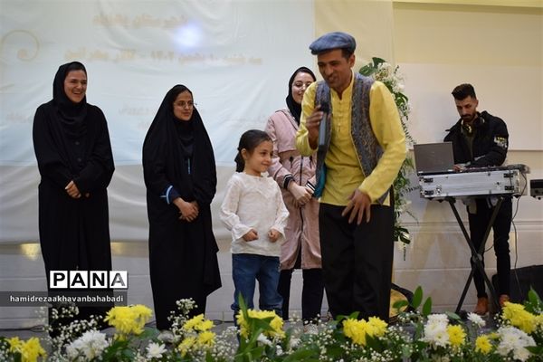 تجلیل از رتبه های برتر کنکورسراسری و برگزیدگان مسابقات فرهنگی هنری بهاباد