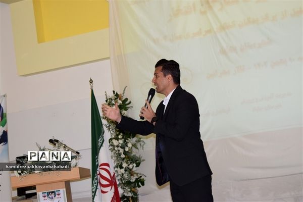 تجلیل از رتبه های برتر کنکورسراسری و برگزیدگان مسابقات فرهنگی هنری بهاباد