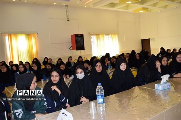 تجلیل از رتبه های برتر کنکورسراسری و برگزیدگان مسابقات فرهنگی هنری بهاباد
