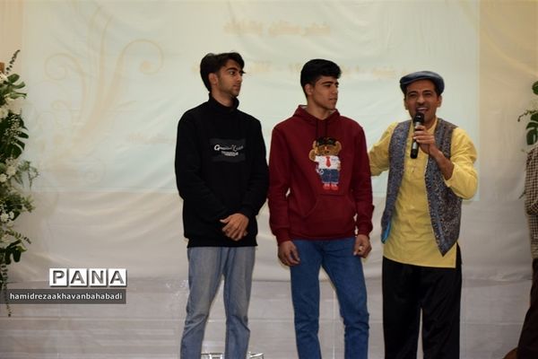 تجلیل از رتبه های برتر کنکورسراسری و برگزیدگان مسابقات فرهنگی هنری بهاباد