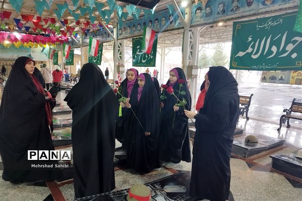 گلباران قبور مطهر شهدا به‌مناسبت دهه فجر در گلزار شهدای شهرستان ملارد