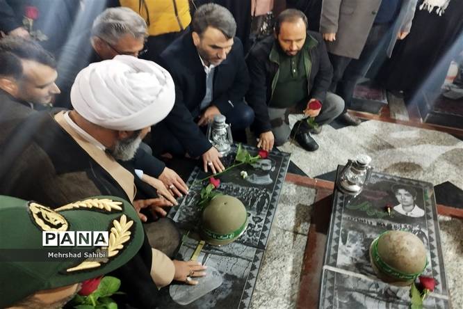 گلباران قبور مطهر شهدا به‌مناسبت دهه فجر در گلزار شهدای شهرستان ملارد