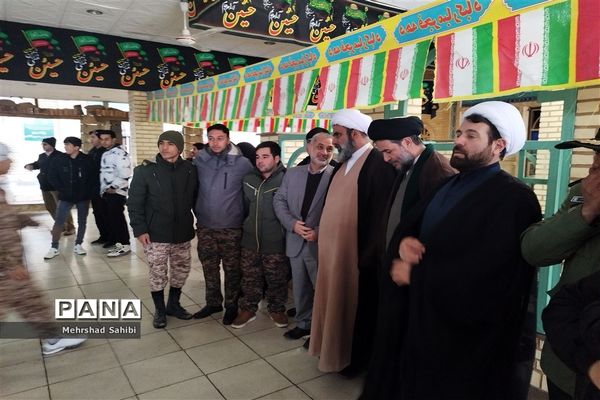 گلباران قبور مطهر شهدا به‌مناسبت دهه فجر در گلزار شهدای شهرستان ملارد