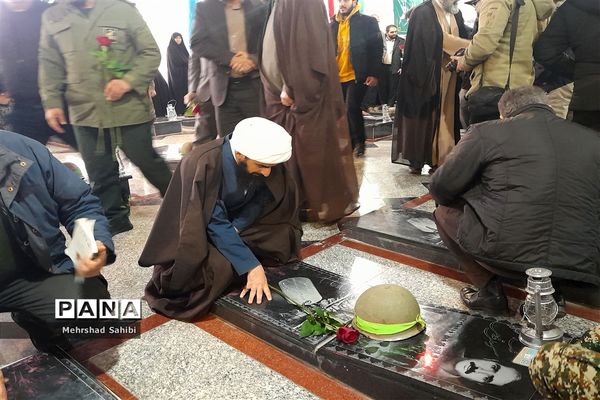 گلباران قبور مطهر شهدا به‌مناسبت دهه فجر در گلزار شهدای شهرستان ملارد