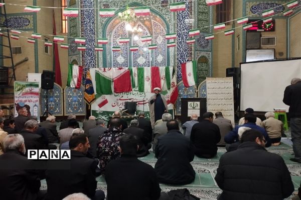 حضور پدر شهید مصطفی احمدی روشن در مراسم آغازین دهه فجر در شهرستان قدس