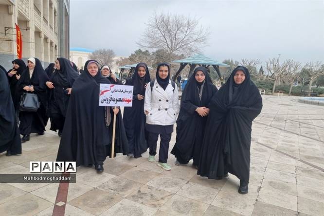 حضور دانشآموزان دبیرستان شهیده قزوینی منطقه ۱۳ در حرم مطهر