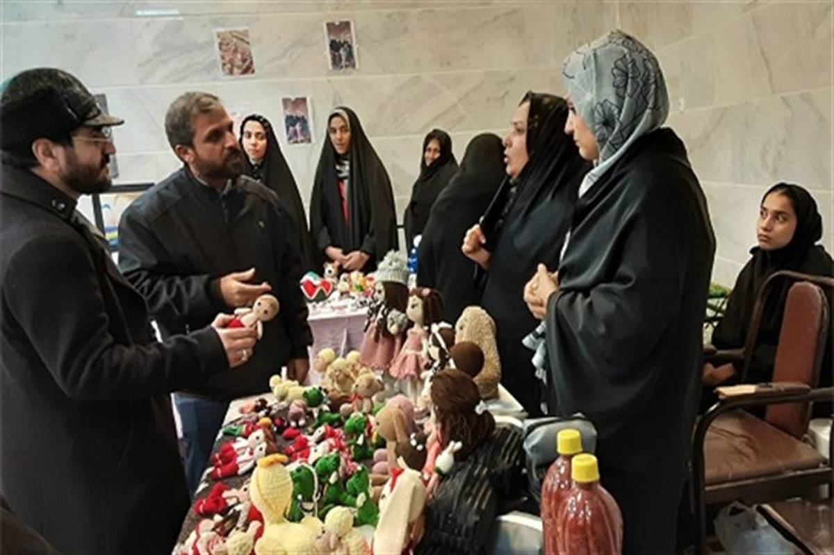 نمایشگاه توانمندی‌های بانوان هنرمند در روستای قبادبزن قم