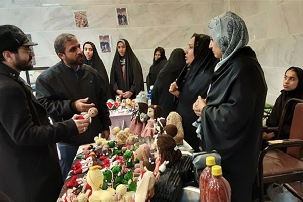 نمایشگاه توانمندی‌های بانوان هنرمند در روستای قبادبزن قم