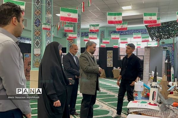 بازدید مدیرکل آموزش و پرورش شهرستان‌های تهران از نمایشگاه مدرسه انقلاب دبیرستان ابن‌سینا رودهن