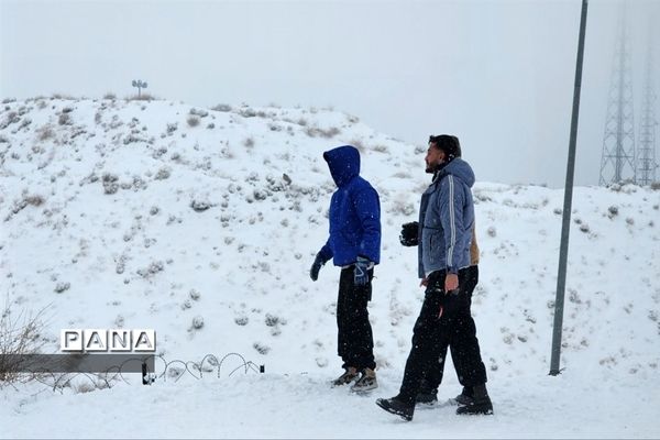 حال و هوای تهرانی ها در یک روز برفی