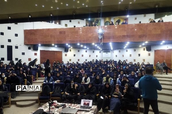 دوره آموزش سواد رسانه و آموزش عکاسی با موبایل ویژه دانش‌آموزان عضو خبرگزاری پانا اصفهان
