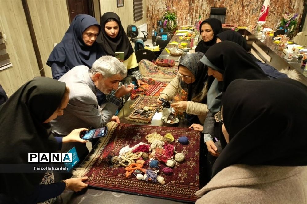 جلسه دانش افزایی رفو و مرمت قالی در هنرستان سمیه منطقه ۱۳
