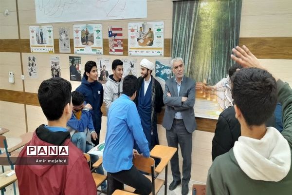 نمایشگاه مدرسه انقلاب در دبیرستان شاهد شیخ انصاری اهواز