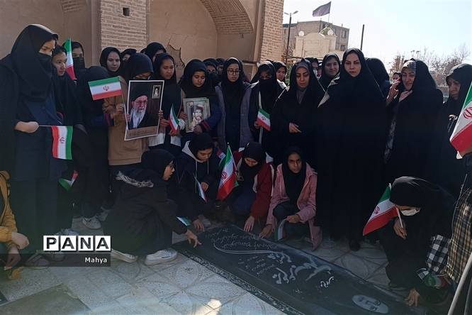 مراسم دهه فجر با راهپیمایی دانشآموزان آموزشگاه شبانه روزی حضرت زهرا (س) جوادآباد