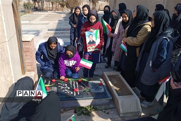 مراسم دهه فجر با راهپیمایی دانش‌آموزان آموزشگاه شبانه روزی حضرت زهرا (س) جوادآباد