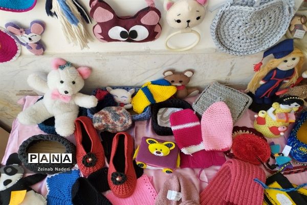 نمایشگاه دست سازه‌های دانش‌آموزی  در دبیرستان دخترانه رفعت  کاشمر