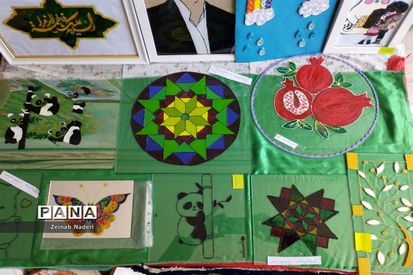 نمایشگاه دست سازه‌های دانش‌آموزی  در دبیرستان دخترانه رفعت  کاشمر