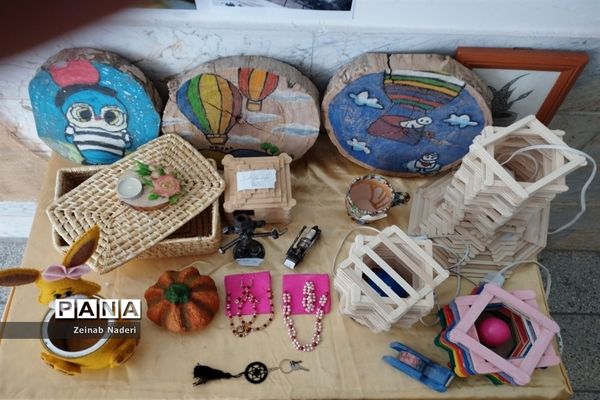 نمایشگاه دست سازه‌های دانش‌آموزی  در دبیرستان دخترانه رفعت  کاشمر