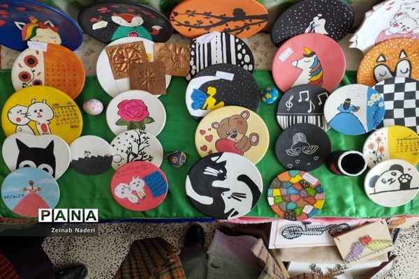 نمایشگاه دست سازه‌های دانش‌آموزی  در دبیرستان دخترانه رفعت  کاشمر