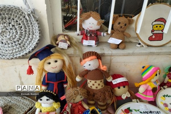 نمایشگاه دست سازه‌های دانش‌آموزی  در دبیرستان دخترانه رفعت  کاشمر