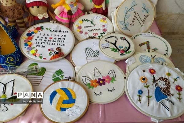 نمایشگاه دست سازه‌های دانش‌آموزی  در دبیرستان دخترانه رفعت  کاشمر