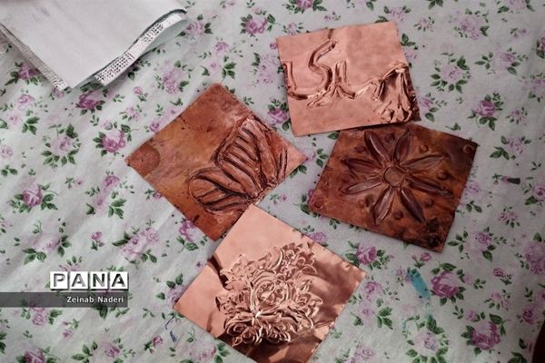 نمایشگاه دست سازه‌های دانش‌آموزی  در دبیرستان دخترانه رفعت  کاشمر