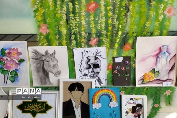 نمایشگاه دست سازه‌های دانش‌آموزی  در دبیرستان دخترانه رفعت  کاشمر