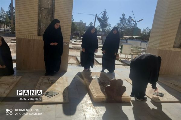 غبار روبی قبور شهدا به‌مناسبت دهه فجر در مهریز