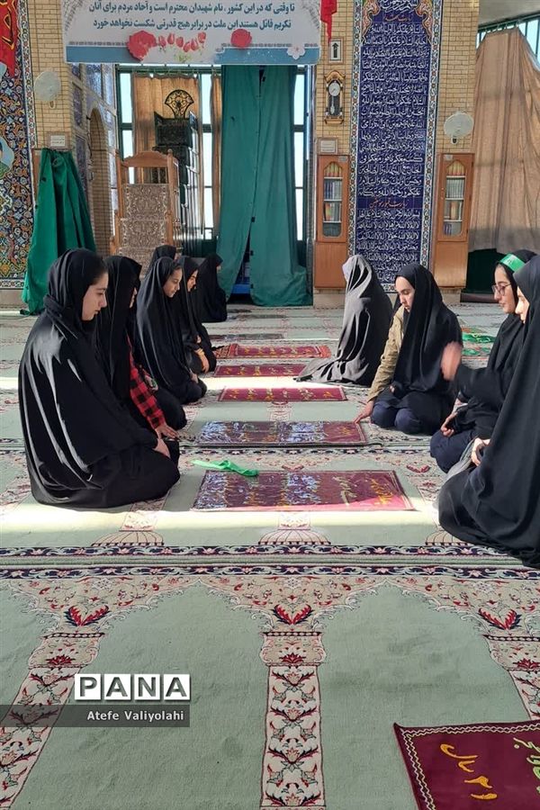 غبار روبی قبور شهدا به‌مناسبت دهه فجر در مهریز