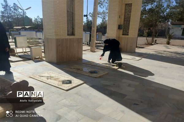 غبار روبی قبور شهدا به‌مناسبت دهه فجر در مهریز