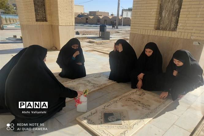 غبار روبی قبور شهدا بهمناسبت دهه فجر در مهریز