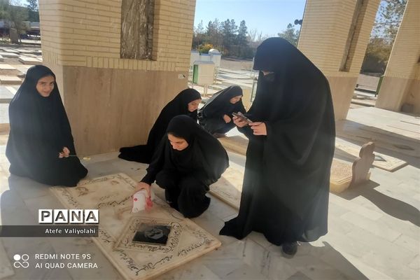 غبار روبی قبور شهدا به‌مناسبت دهه فجر در مهریز