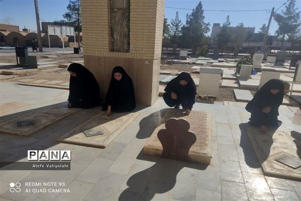 غبار روبی قبور شهدا به‌مناسبت دهه فجر در مهریز