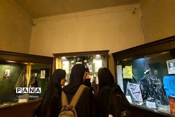 بازدید دانش‌آموزان دبیرستان حجاب از موزه عبرت