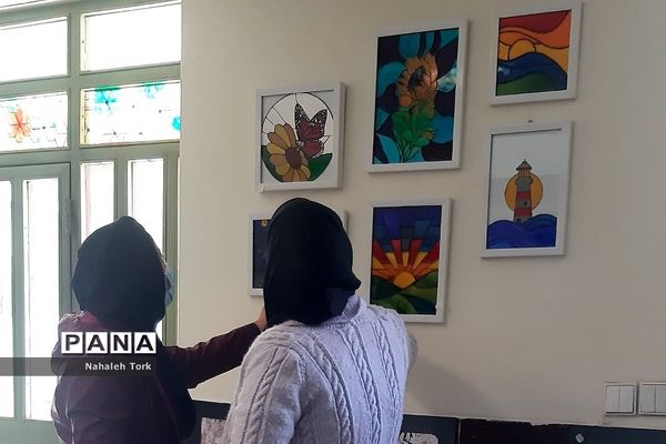 برگزاری نمایشگاه فرهنگ و هنر در هنرستان ایثار۲ ناحیه یک شهرری