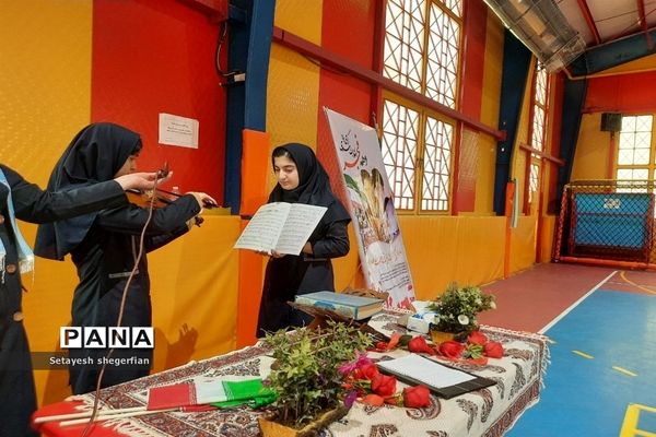 برگزاری بازارچه کارآفرینی و ویژه برنامه دهه فجر در دبیرستان مهشید مصلی نژاد ناحیه ۶ مشهد