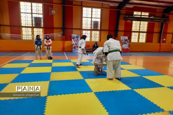 برگزاری بازارچه کارآفرینی و ویژه برنامه دهه فجر در دبیرستان مهشید مصلی نژاد ناحیه ۶ مشهد