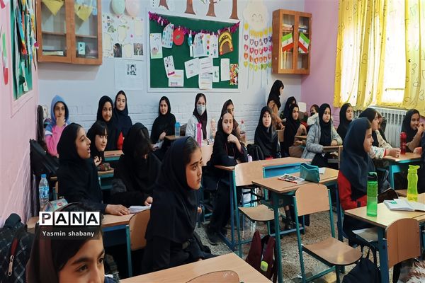 حال  و هوای انقلابی در مدرسه پنجم مهر به‌مناسبت دهه فجر